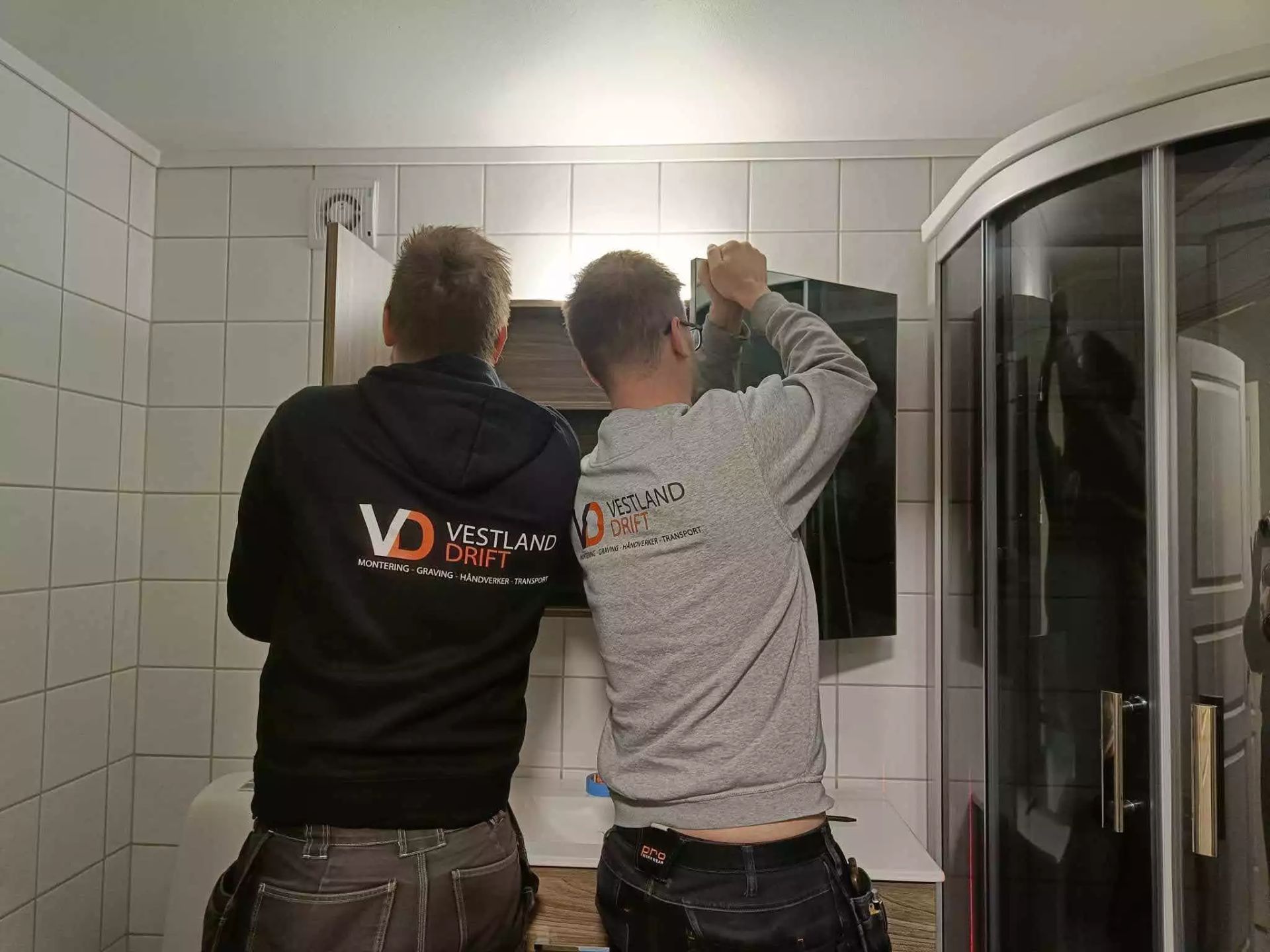 Br&oslash;drene i Vestland Drift AS monterer baderomsm&oslash;bler for kunde i Bergen