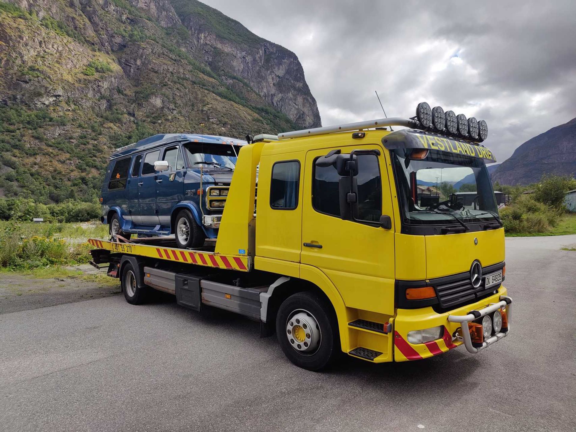 Vestland Drift henter bil med bergingsbil